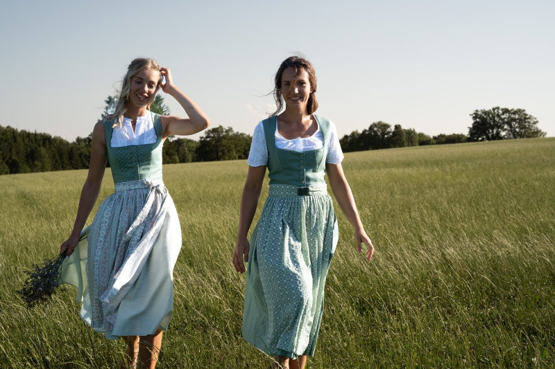 Dirndl mit Leinenoberteil und Baumwollrock