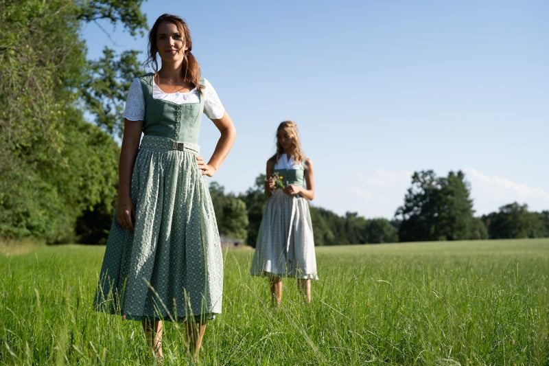 Dirndl mit Leinenoberteil und Baumwollrock