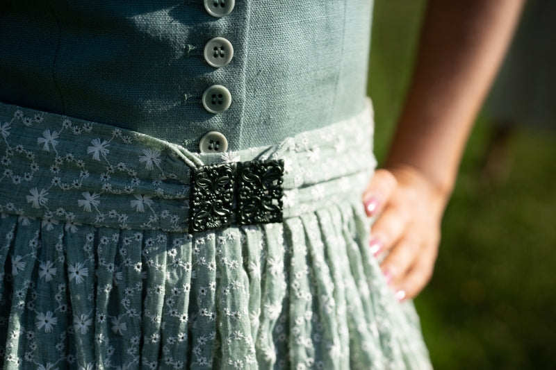 Dirndl mit Leinenoberteil und Baumwollrock